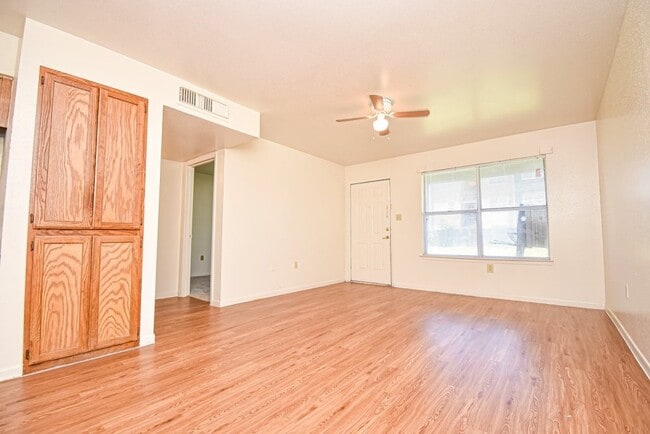 Building Photo - 576 Ellen Powell
