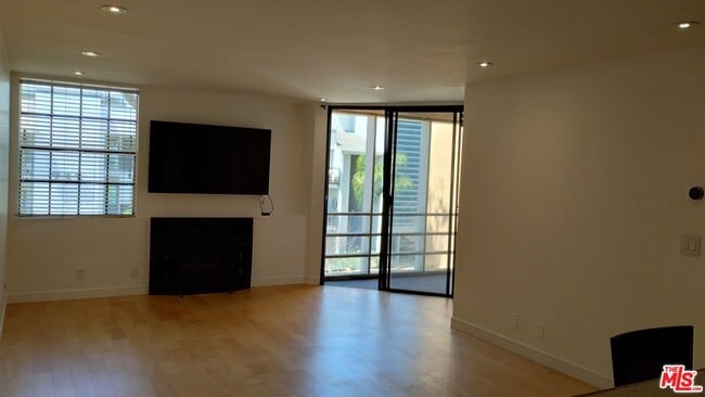 Photo - 740 Kings Rd Unidad 224