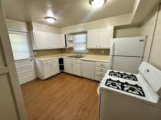 Photo - 12002 Alberta Ave