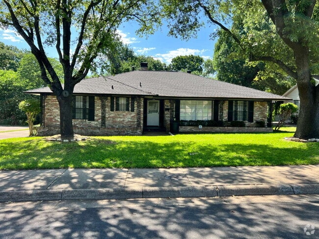 Building Photo - 2730 King Cole Dr Rental