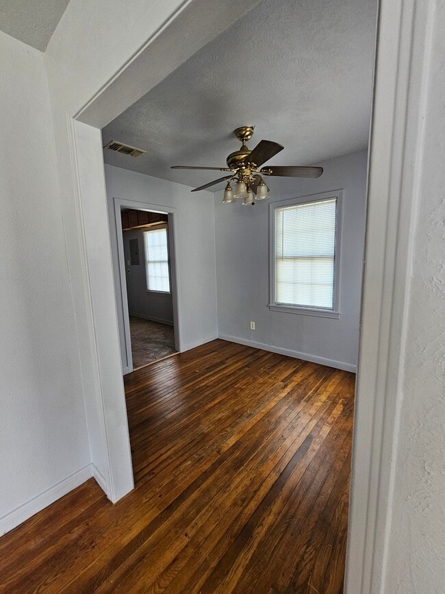 Photo - 5616 Thomas Ln