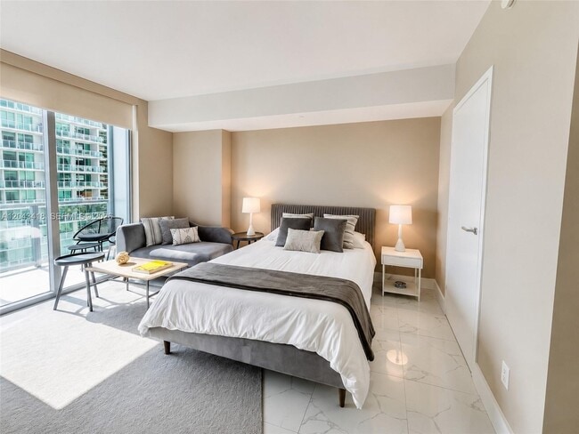 Building Photo - 1300 Brickell Bay Dr Unit 1806