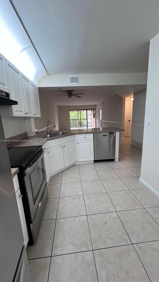 Building Photo - 4310 Crystal Lake Dr Unit B6
