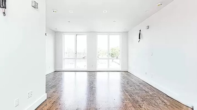 Photo - 409 Stockholm St