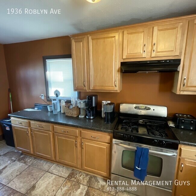 Photo - 1936 Roblyn Ave
