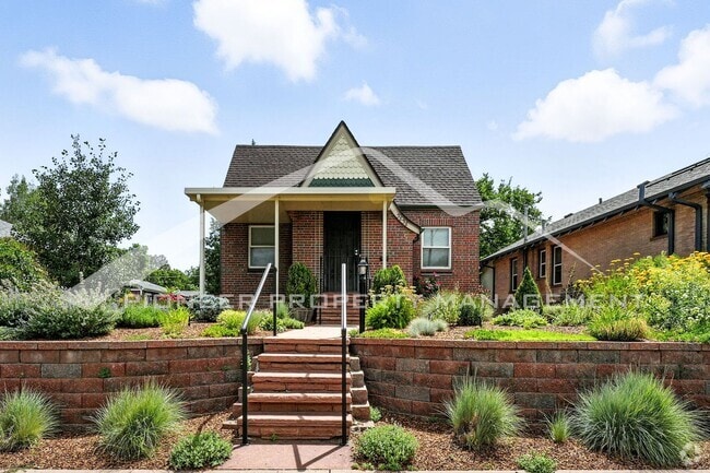 Building Photo - Charming Home with Washer/Dryer and Fenced...