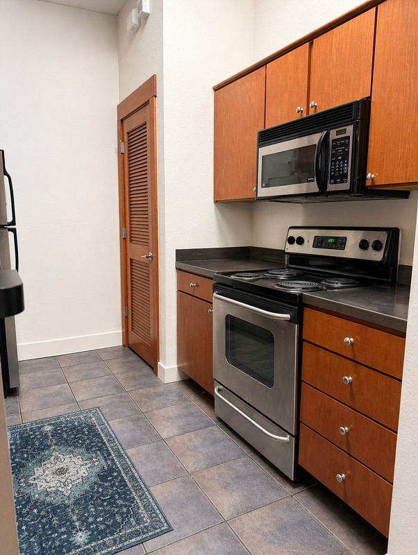 Photo - 10 W 10th St