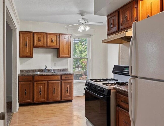 Kitchen - 506 S Walnut St Unit Apt C