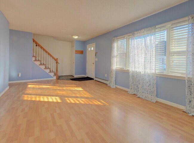 Photo - 43 Kingsbury Ln