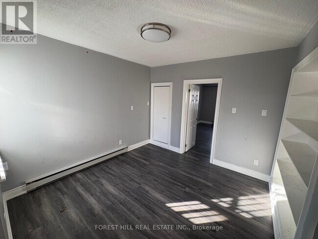 Photo - 739 The Queensway