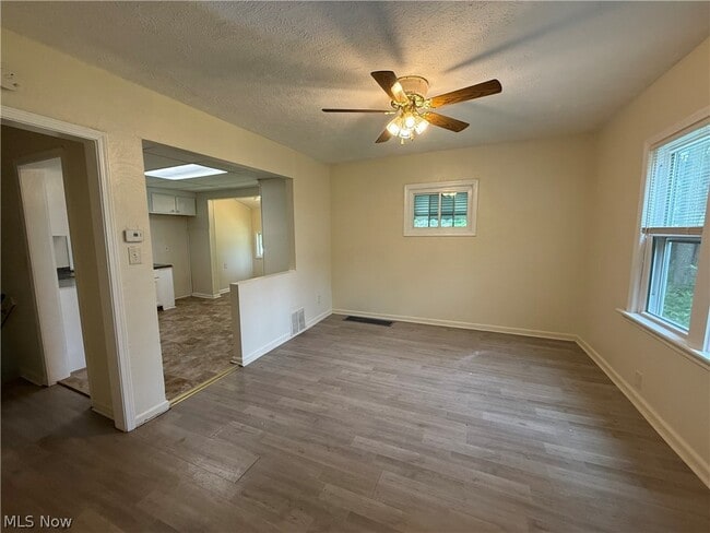 Photo - 404 Noah Ave