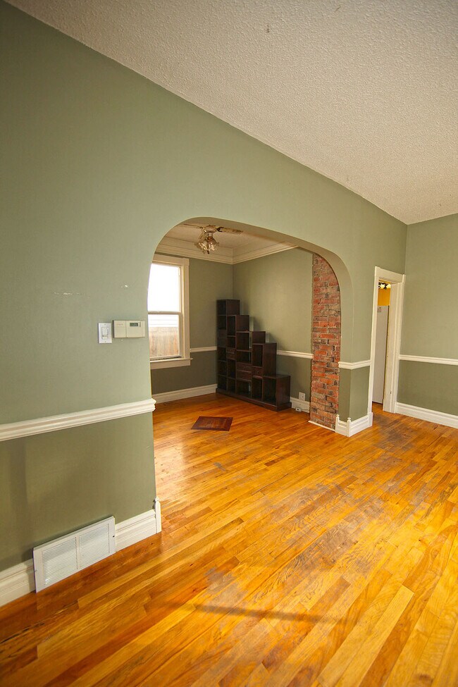 Photo - Cozy Character Home near SAIT - 2 bedroom ...