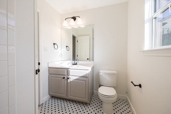 Photo - 2210 Holly St