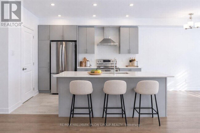 Photo - 327 Broadridge Cres