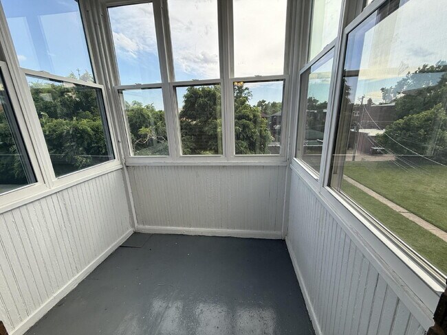 Large 1 Bed unit close to parks, great architecture and very walkable