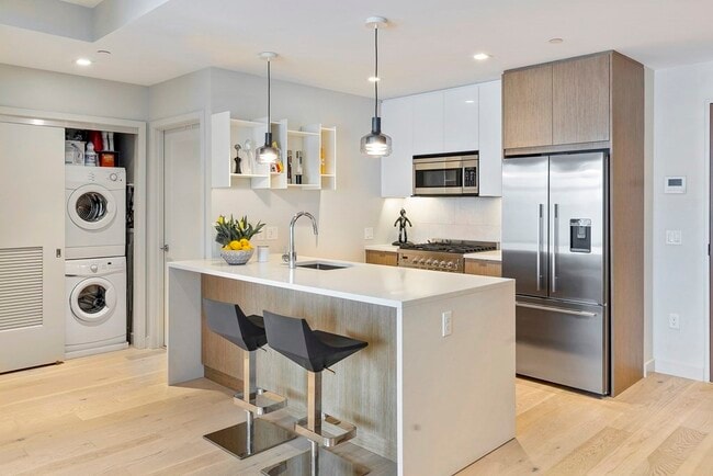 Building Photo - 375 Canal St Unit 906