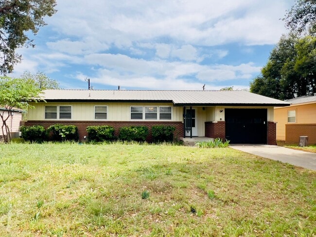 Building Photo - Great 3/2/1 Located Near Texas Tech University