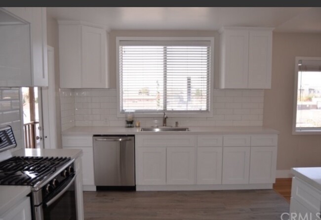 Modern kitchen - 820 9th St Apartments Unit Hermosa Duplex