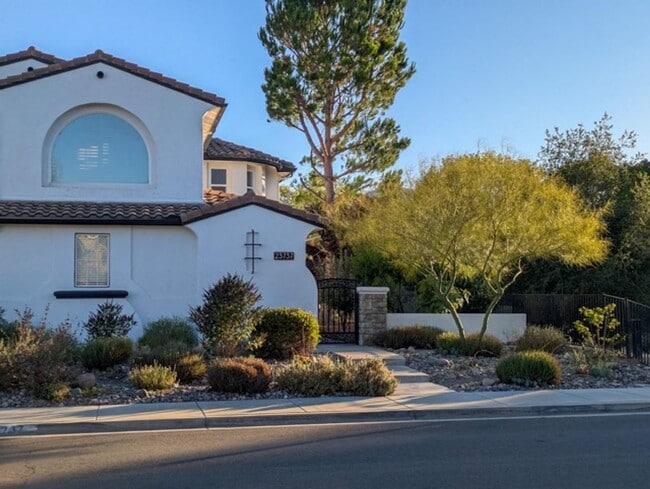 Building Photo - For Lease – Fully Renovated & Furnished Ne... Rental