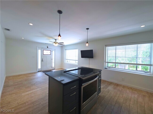 Photo - 1915 Llewellyn Dr