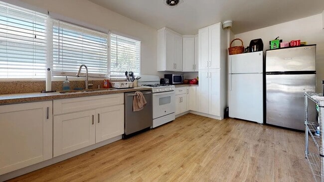 Photo - MASSIVE 8 Bed / 4 Bath Home on Mary Lane - 2 Kitchens! Private Yard, Driveway, 8 Parking Permits ...