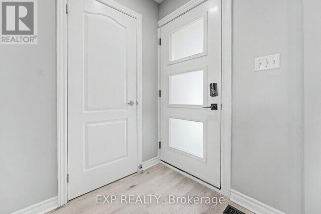 Photo - 457 Heddle Crescent