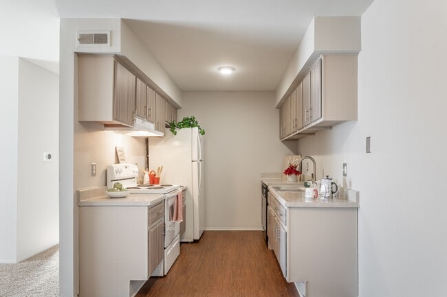 Photo - Farmington View Apartments - Farmington Hills, MI