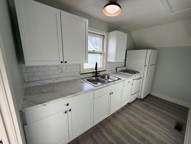 Photo - 2235 Ekin Ave