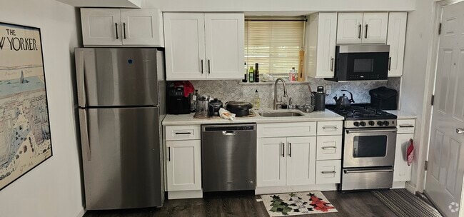 Building Photo - 17 Rossmore Ave Unit 17 Rossmore Ave Rental