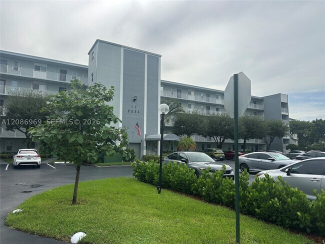 Building Photo - 2226 N Cypress Bend Dr Unit 505