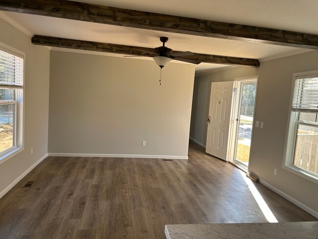 Se abre al salón - 656 Warner Ave