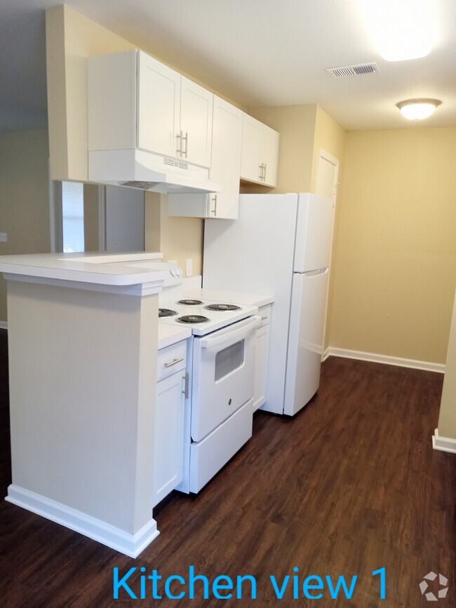 Classic White Kitchen cabinets & appliances - Waller Hillside Plaza Rental