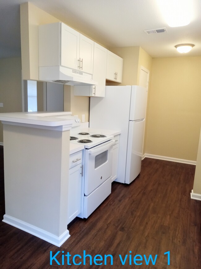 Classic White Kitchen cabinets & appliances - Waller Hillside Plaza Apartments