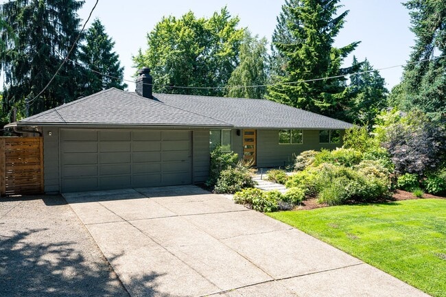 Building Photo - Charming Mid-Century Home in Lake Oswego S...