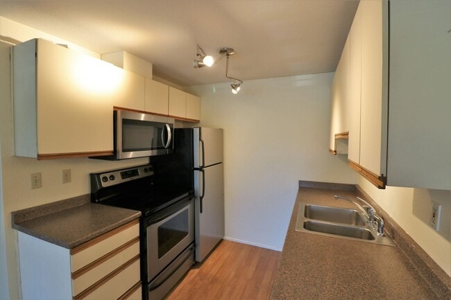 Photo - 2 Bedroom 1 Bathroom w/ Deck and Parking! Unidad B304
