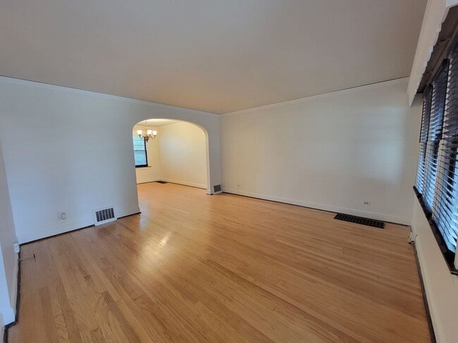 Photo - 10529 S Eberhart Ave