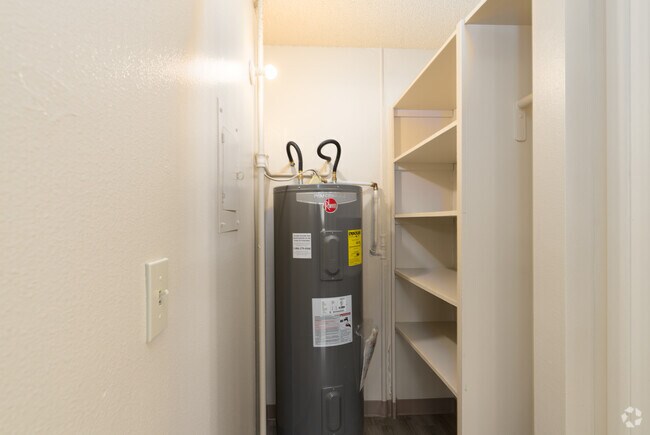 1BR, 1BA - 600SF - Closet