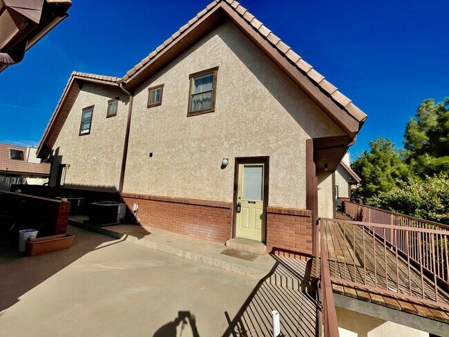 Updated 3-BR Tri-Level Townhome with Walk-... - Updated 3-BR Tri-Level Townhome with Walk-...