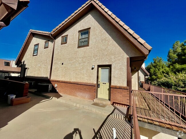 Building Photo - Updated 3-BR Tri-Level Townhome with Walk-...