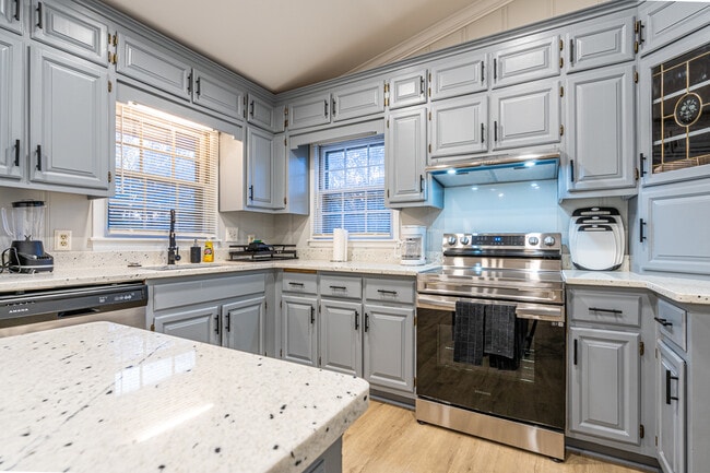 Photo - 702 Chambers Dr NE