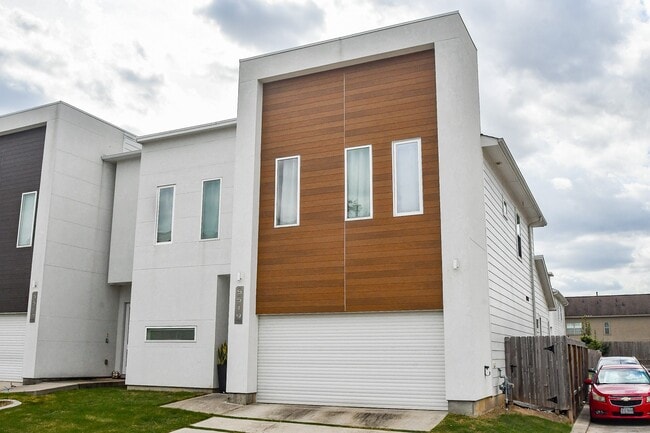 Building Photo - 5519 Paraiso Pl