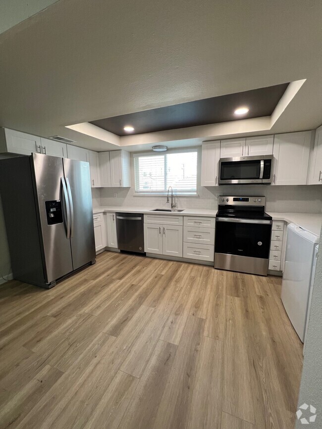 Building Photo - 1078 W Flint St Rental