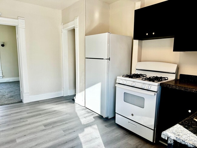 Photo - 647 W Lexington Ave Unit 3