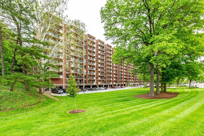 Building Photo - 1300 Army Navy Dr Unit 1300 Army Navy Drive #816 Rental