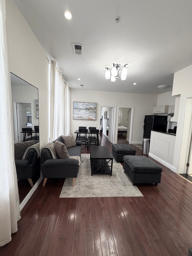 205 N 11th St Unit 2FL