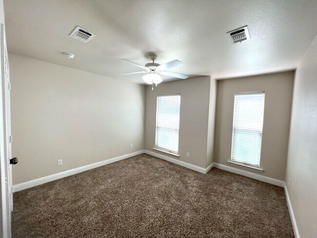 Photo - Move in special 1st month rent free **LARG...