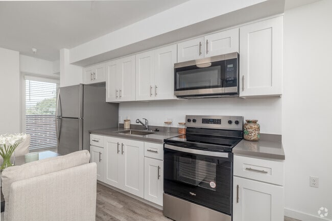 2BR, 2BA - 650SF - Kitchen