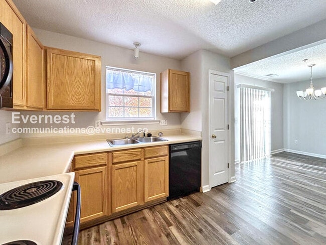 Photo - 204 Cottonwood Creek Cir House