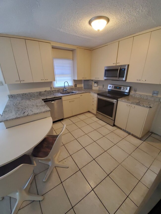 Photo - Home for Rent. Kerr Lake