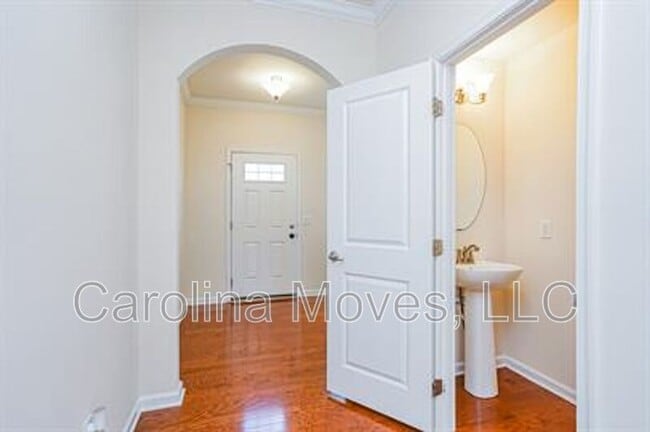 Photo - 414 Christiane Way